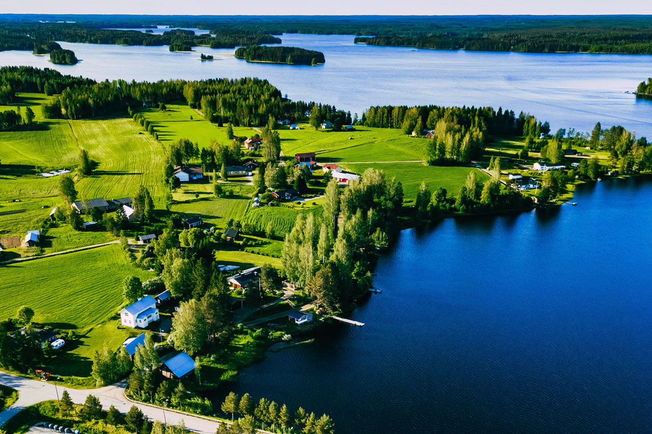 Ilmakuva järvimaisemasta jossa maaseudun asutusta.
