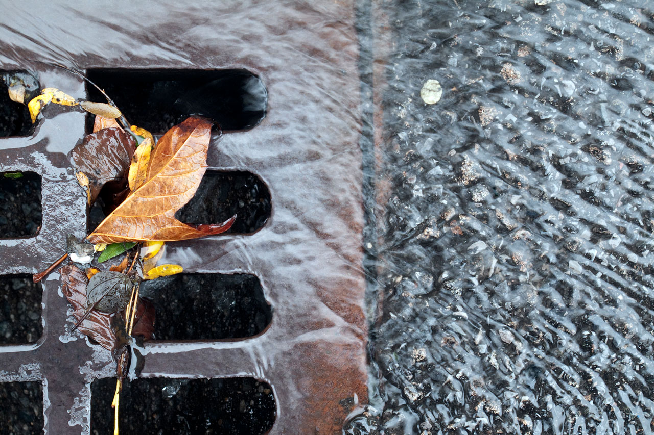 Sadevesikaivo asfalttipihalla.