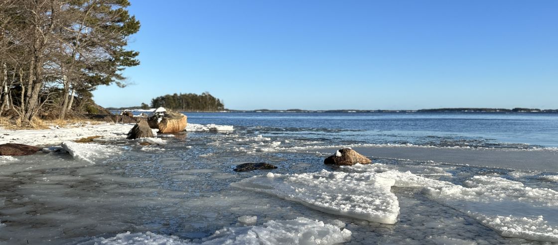 jäinen järvi, sininnen taivas