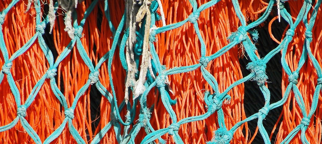 Vanha sininen kalaverkko, taustalla oranssia muoviverkkoa
