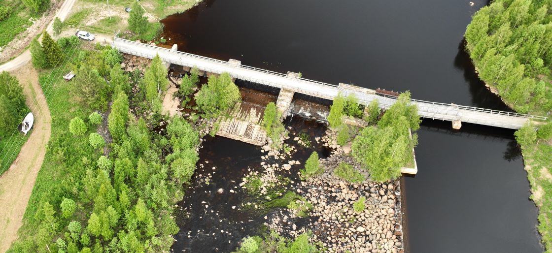 Jokiuoma ylhäältä, pato ja kalatien paikka