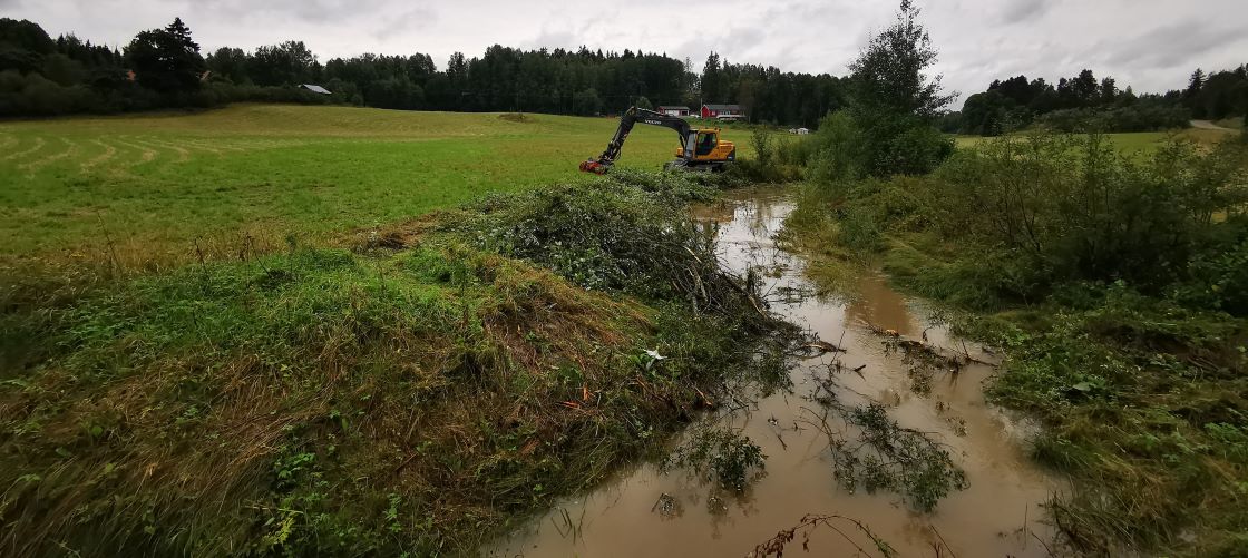 Kaivinkone pellon reunassa, oja