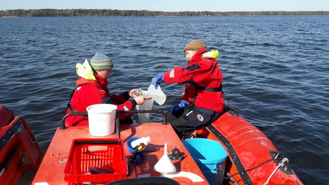 Järvinäytteenottoa veneestä käsin.