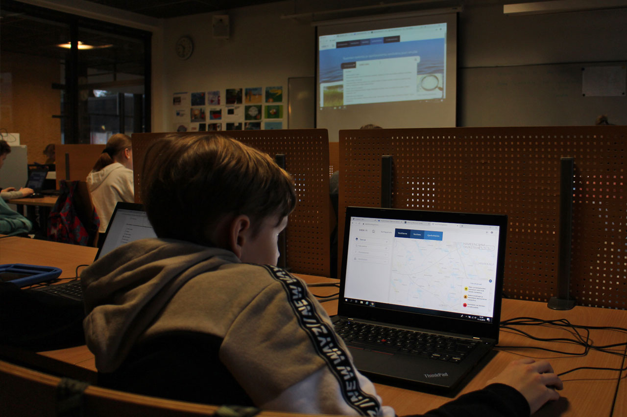 Vesi.fi-verkkopalvelun testaus Iittalan yhtenäiskoululla. 5A-luokan oppilas tutustuu karttapalveluun.