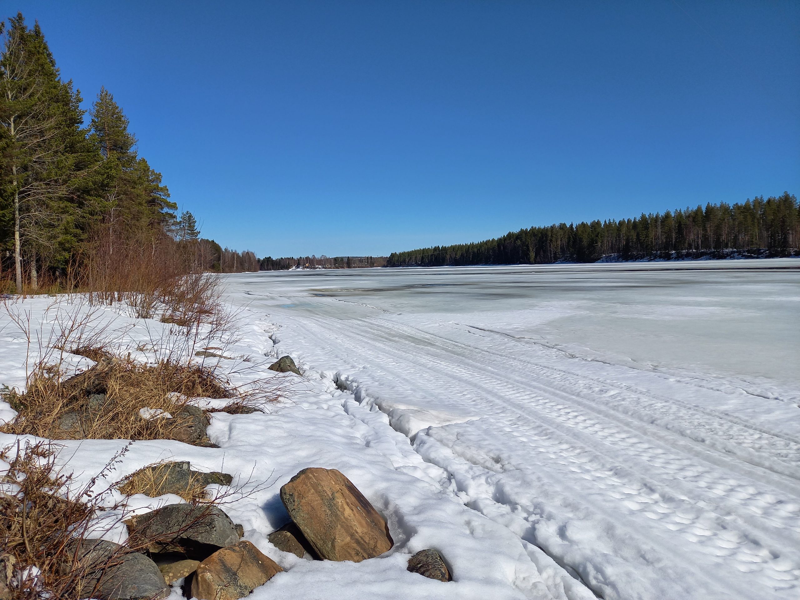 Kemijoki oli osittain jäässä Rovaniemen Hirvaalla tiistaina 19.4.2022.