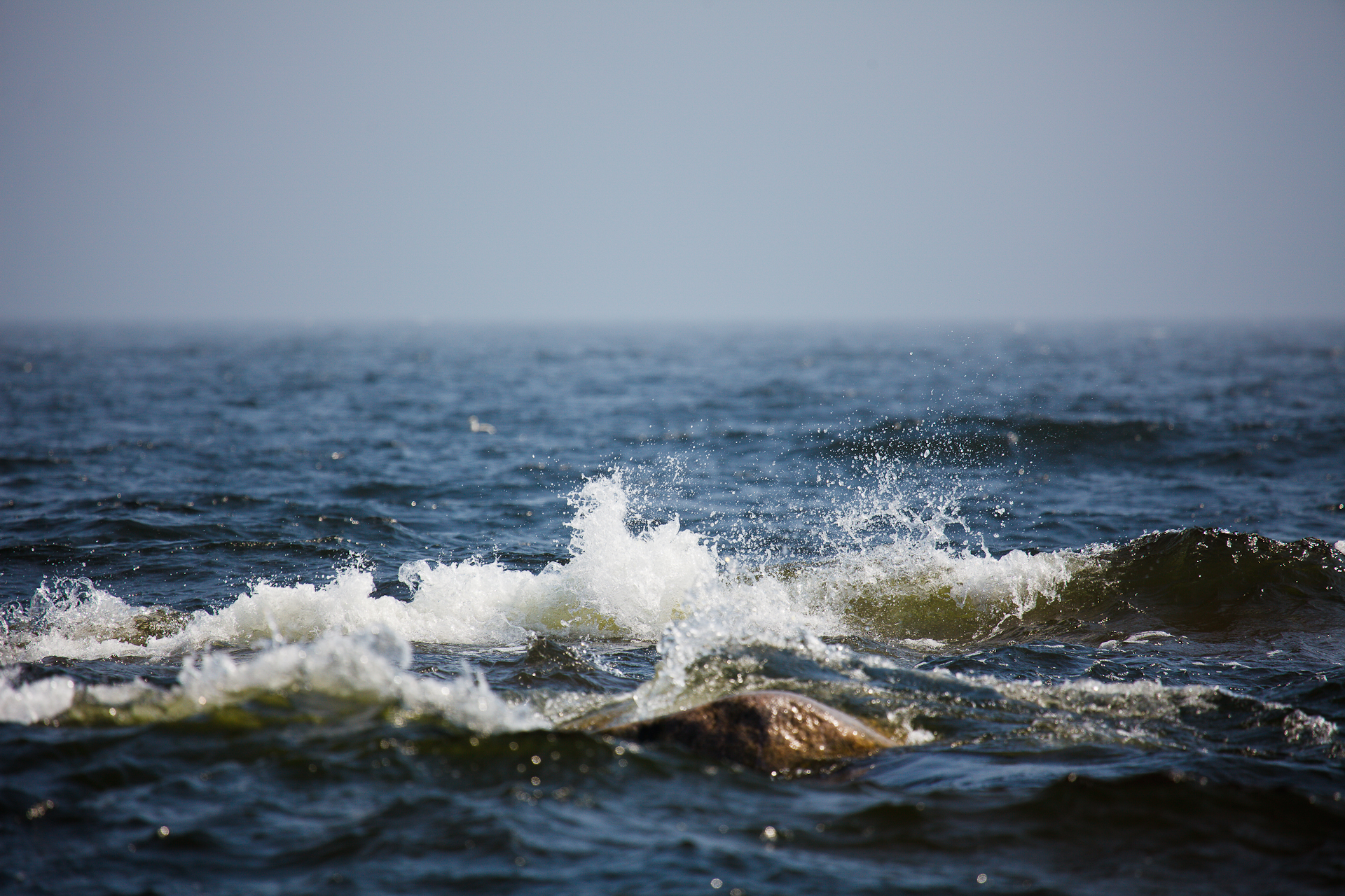 Valokuvassa meren allot lyövät kiville.