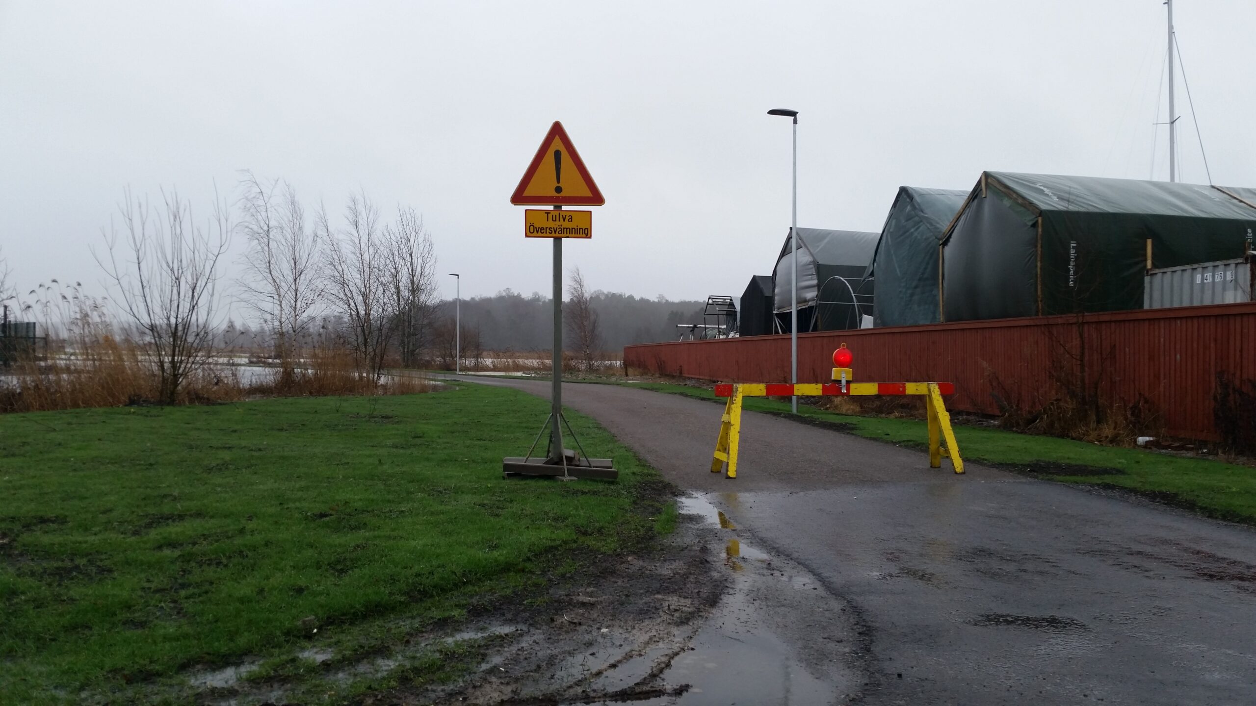 puomilla suljettu tie tulvan vuoksi