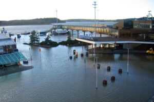 matkustajaterminaalin edessä merivesitulva