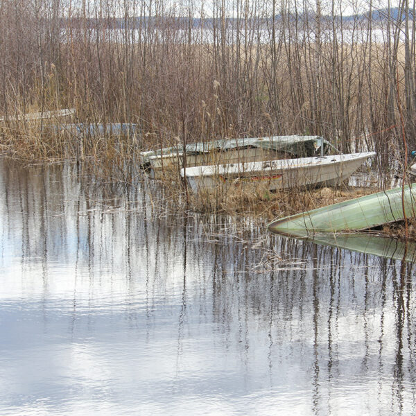 Veneitä matalikossa.