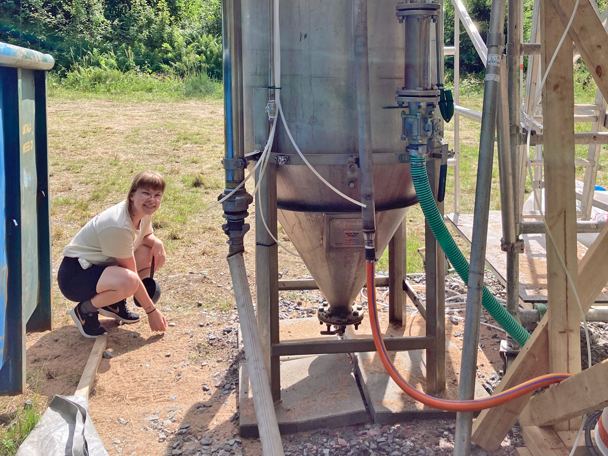 Alusveden suodatusjärjestelmä edellyttää säännöllistä huoltoa. Kuvassa Syken tutkija Meri Back Linkullasjön-järven hiekkasuodattimella. Kuva: Leena Nurminen