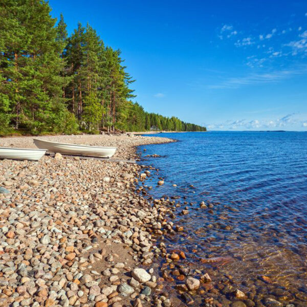 Veneet kuivalla maalla rannassa. Kuva: AdobeStock
