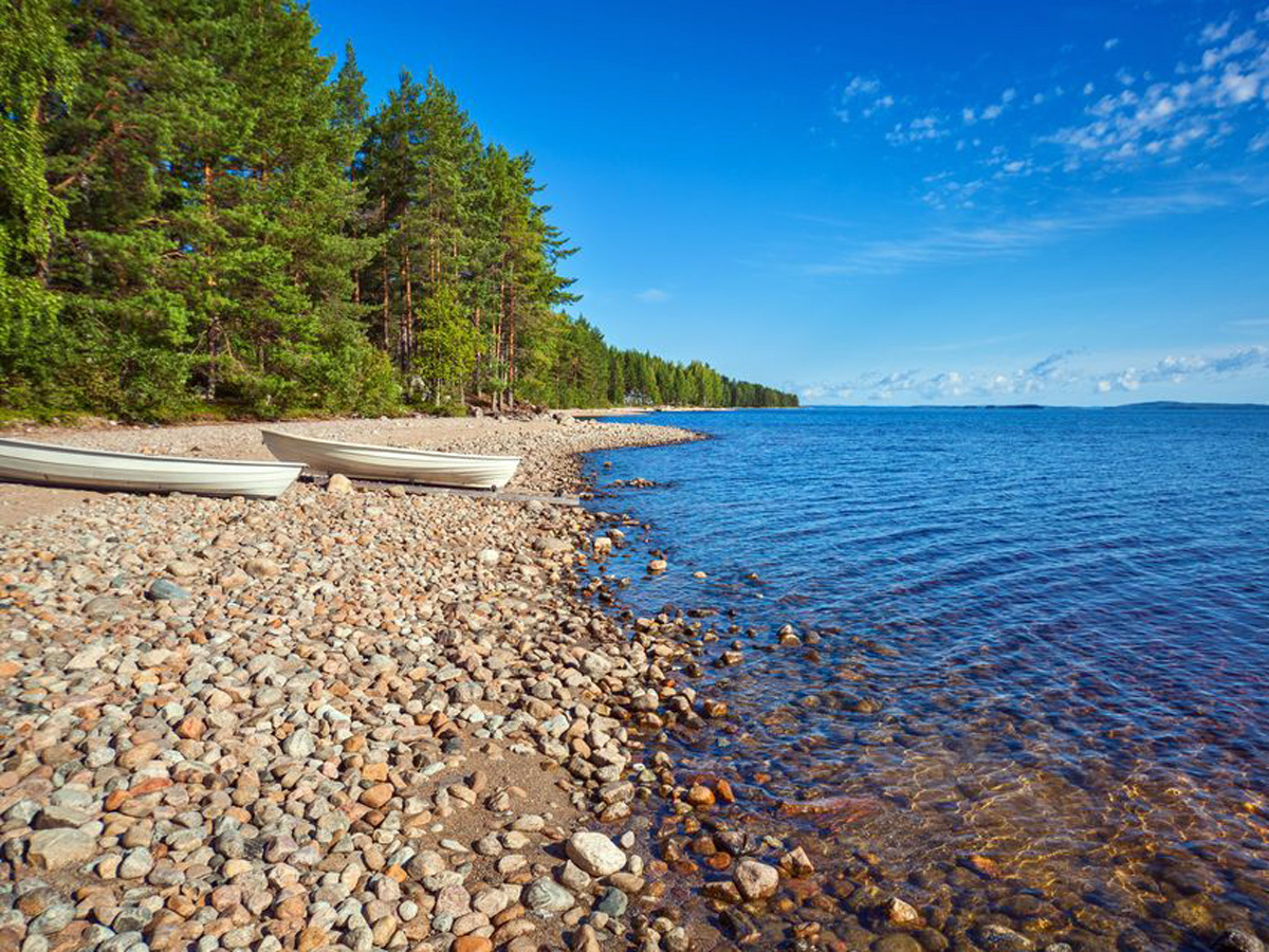 Veneet kuivalla maalla rannassa. Kuva: AdobeStock